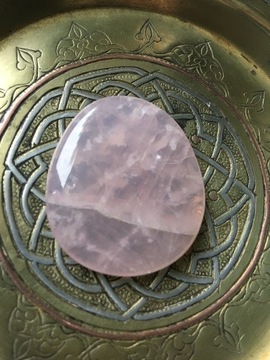 Kwarc różowy kaboszon woreczek welurowy amulet