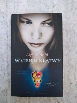 Książka dla młodzieży "W cieniu klątwy" Alyson Noë