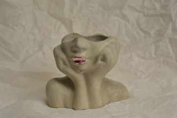 Wazon głowa kobiety z betonu