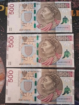 Trzy banknoty o nominale 500 zł. Seria: AH AH9124915-17 Stan bardzo dobry.