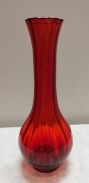 Szklany czerwony wazon 