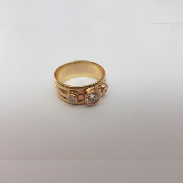 Piękny złoty pierścionek z brylantami 