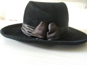 czarny kapelusz damski