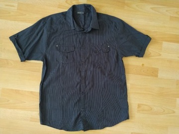 Czarna koszula z krótkim rękawem w paski