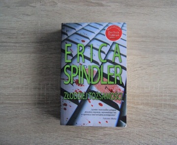 Thriller Złodziej tożsamości Erica Spindler pocket