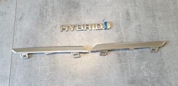 Emblemat Toyota Hybrid plus listewki chrom grill