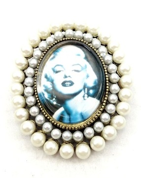 S9 Wielka broszka z portretem Marylin Monroe ramka perły