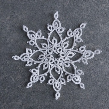 Dekor na choinkę śnieżynka frywolitka biala 9 cm