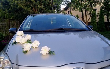 Dekoracja samochodu auta na ślub roze kremowa