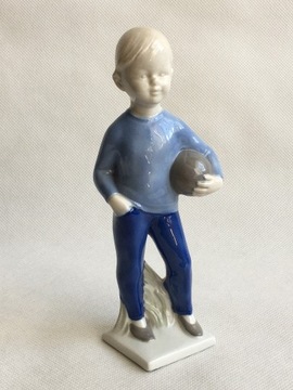 Figurka chłopca z piłką. Sygn. GDR 