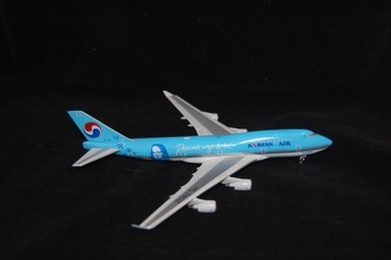 Boeing 747-400 Korean Air Pasionate wings to Art.