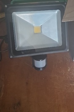 Lampa z czujnikiem ruchu 