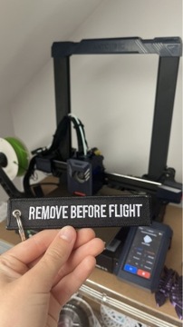 brelok haftowany "remove before flight" czarny