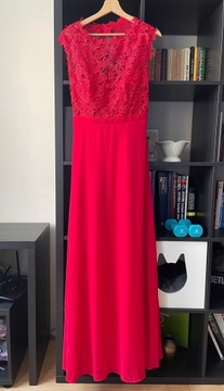 Piękna długa czerwona suknia