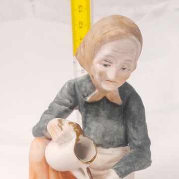 Porcelanowa figurka kobieta z konewką, ideał 