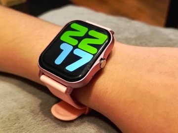 Smartwatch (Różowy) z różową silikonową branzoletką 