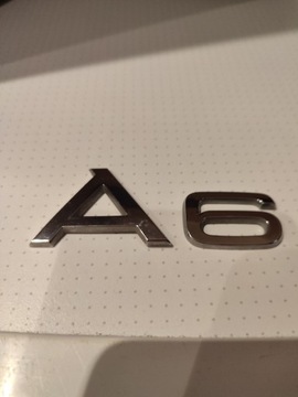Emblemat Audi A6 srebrny oryginalny