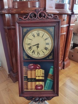 drewniany zegar z obrazem