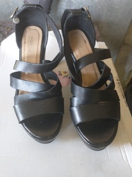Czarne sandały damskie na koturnie
