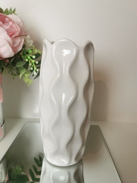 Biały wazon z ceramiki wazonik
