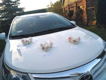 Piękna dekoracja samochodu na ślub roze biało róż