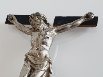 Antyczna figurka Jezusa na krzyżu