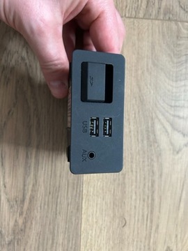 Czytnik kart SD USB AUX Mazda D09H-669U0