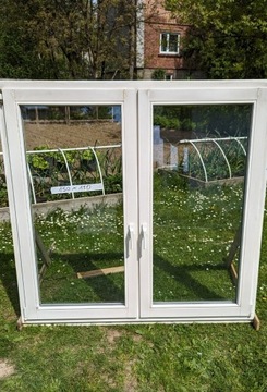 Okna drewniane z ościeżnicą w rozmiarze 150x150 cm