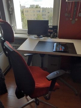 Biurko automatyczne wraz z fotelem ergonomicznym