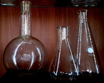 Szklane karafki laboratoryjne 
