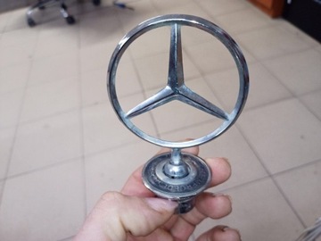 Emblemat Mercedes benz