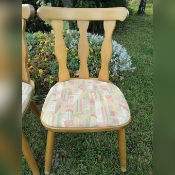 krzesła z kolorowym siedziskiem