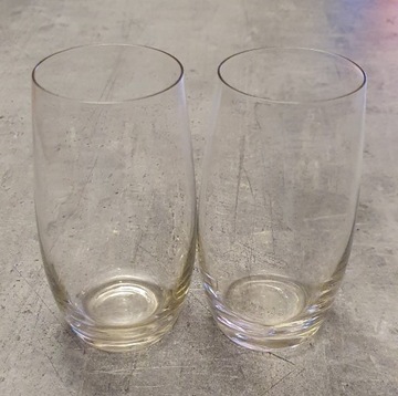 Dwie szklanki z dość cienkiego szkła