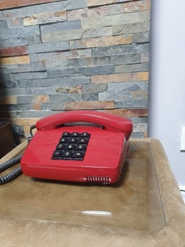 Stary telefon czerwony vintage PRL zabytkowy