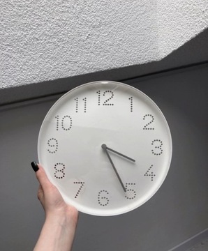 Biały plastikowy zegar IKEA