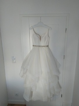 Suknia ślubna z paskiem odcinającym talię