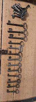 Starocie przedwojenne 22 klucze do zamków żelazo