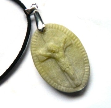 Matowy oliwkowy jadeit płaskorzeźba krzyż medalion