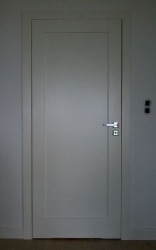 Drzwi wewnętrzne drewniane białe z ościeżnicą