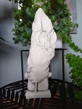 Pióro Matka Boża stroik figura beton płaskorzeźba
