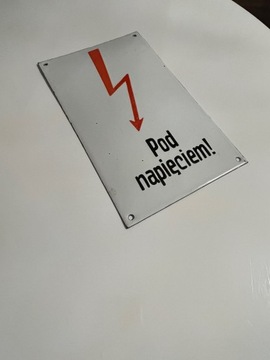 Tabliczka PRL - Pod napięciem