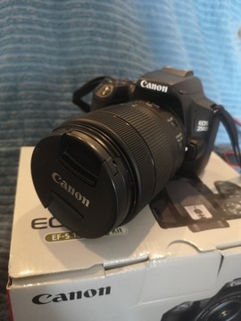 Canon EOS 250D z obiektywem Canon EFS 18-135mm