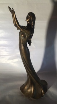 Figurka jak brąz - kobieta z uniesionymi rękami