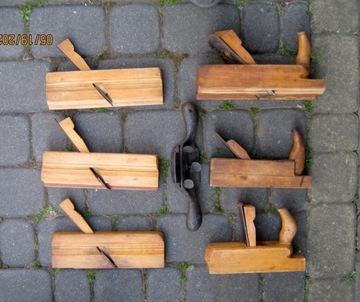 Zestaw starych narzędzi stolarskich heble i ściągi