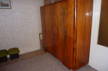 Sprzedam drewnianą trzy-drzwiową szafę.