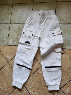 Spodnie dżinsowe białe z dużą ilością kieszeni