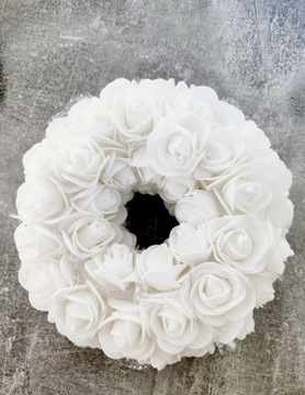 Kółko z białymi różami 