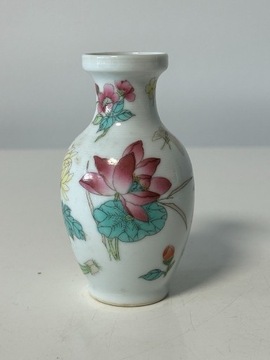 Chińska porcelana wazonik sygnowany