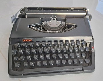 Przenośna japońska maszyna do pisania Brother 220 De Luxe – czarna