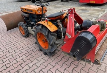 Mini traktor Kubota z oprzyrządowaniem 